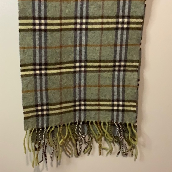 Burberry Green and Grey Nova Check Scarf in 100% Lambswool (70in X 11.5in) - Picture 4 of 5